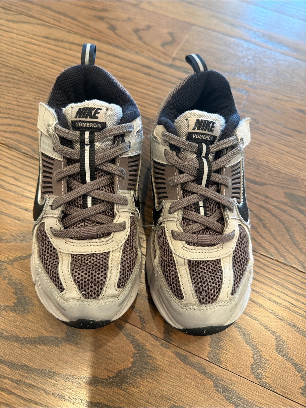 Nike Kids black  and Gray Vomero 5 Sneakers